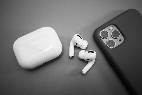 AirPods vs AirPods Pro: Full Feature & Performance Face-Off
